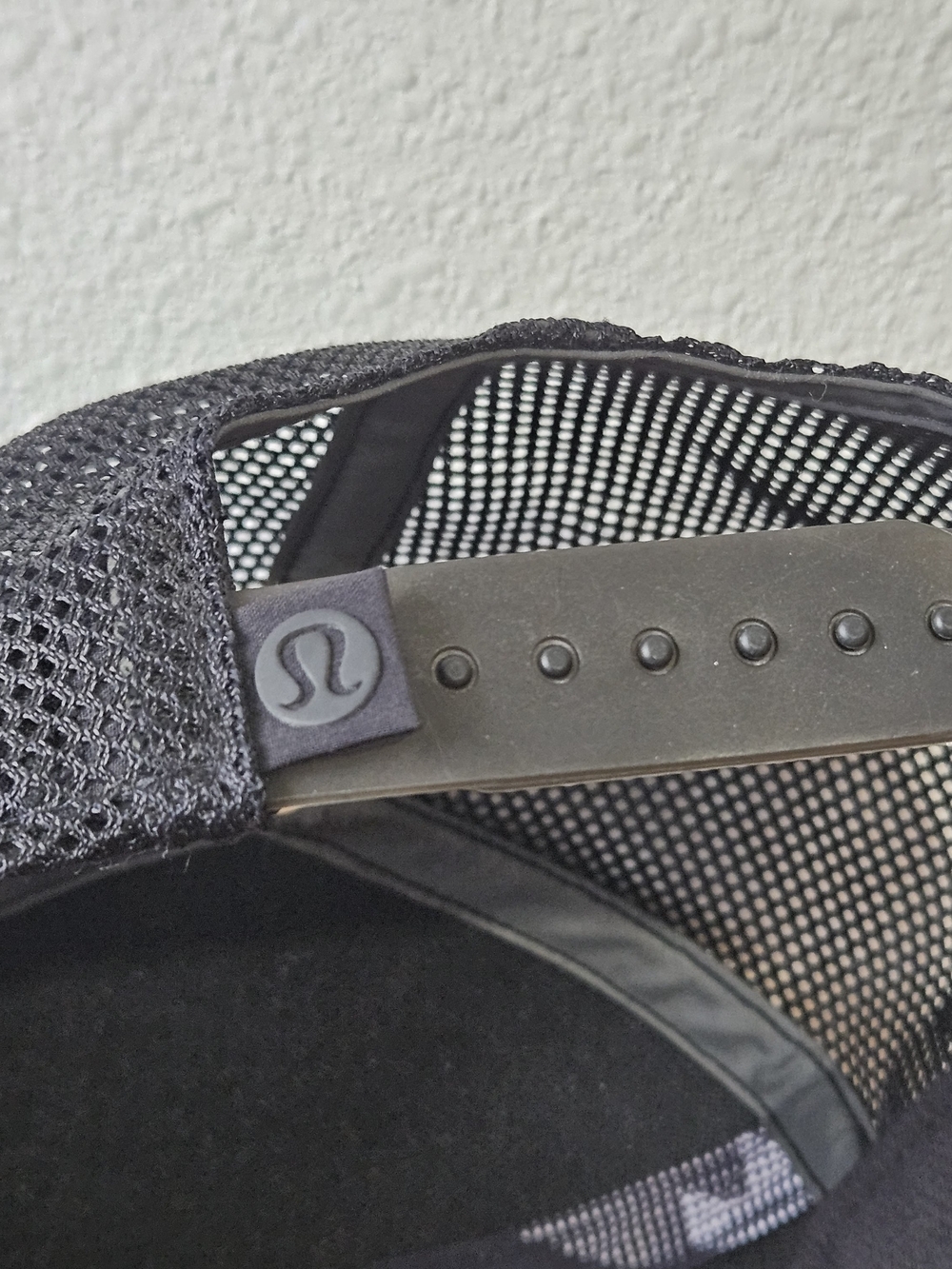 lululemon athletica Dark Gray/Black Underbrim Camo Mesh Trucker Hat